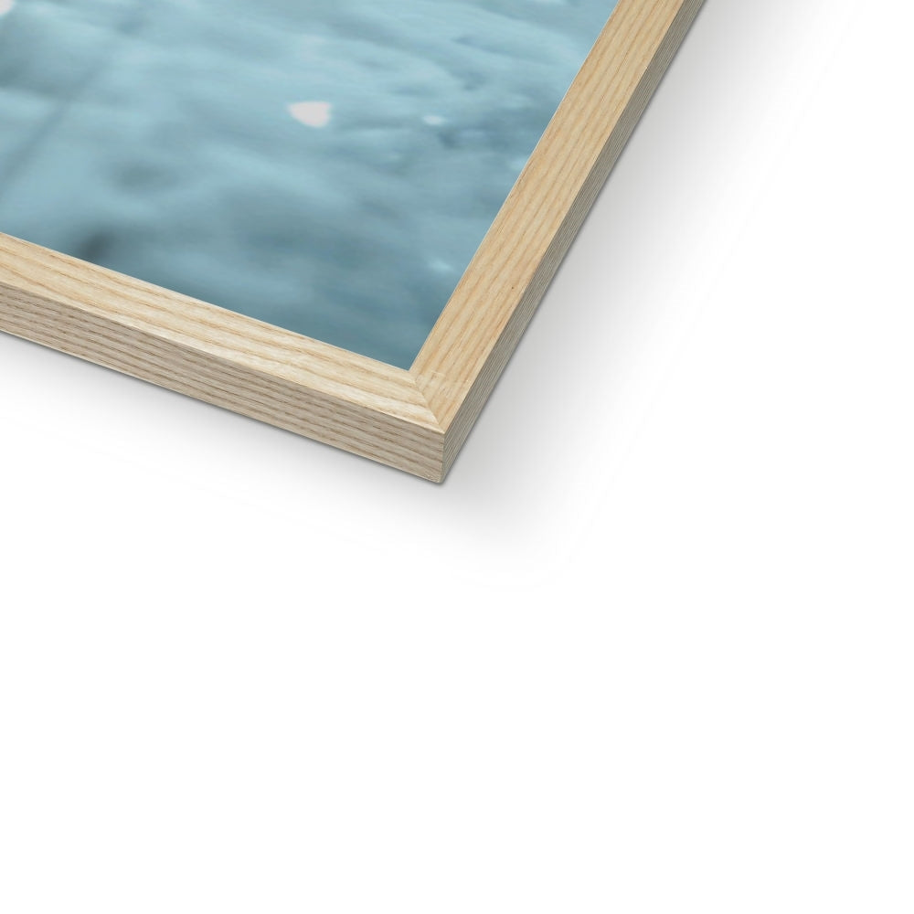 Élégance Givrée dans la Tempête de Neige Framed Print