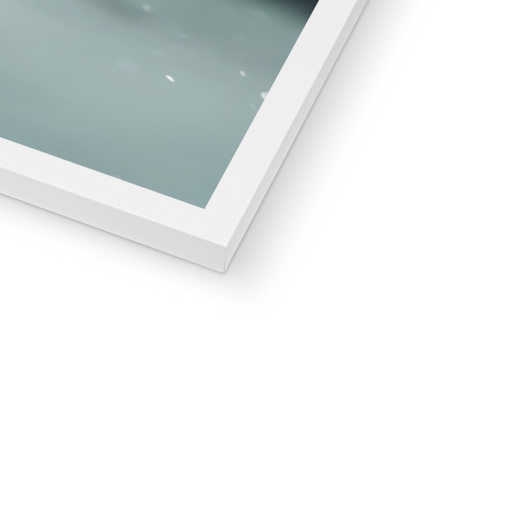 Silence d’Hiver : Cheval sous la Neige Framed Print