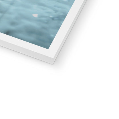 Élégance Givrée dans la Tempête de Neige Framed Print