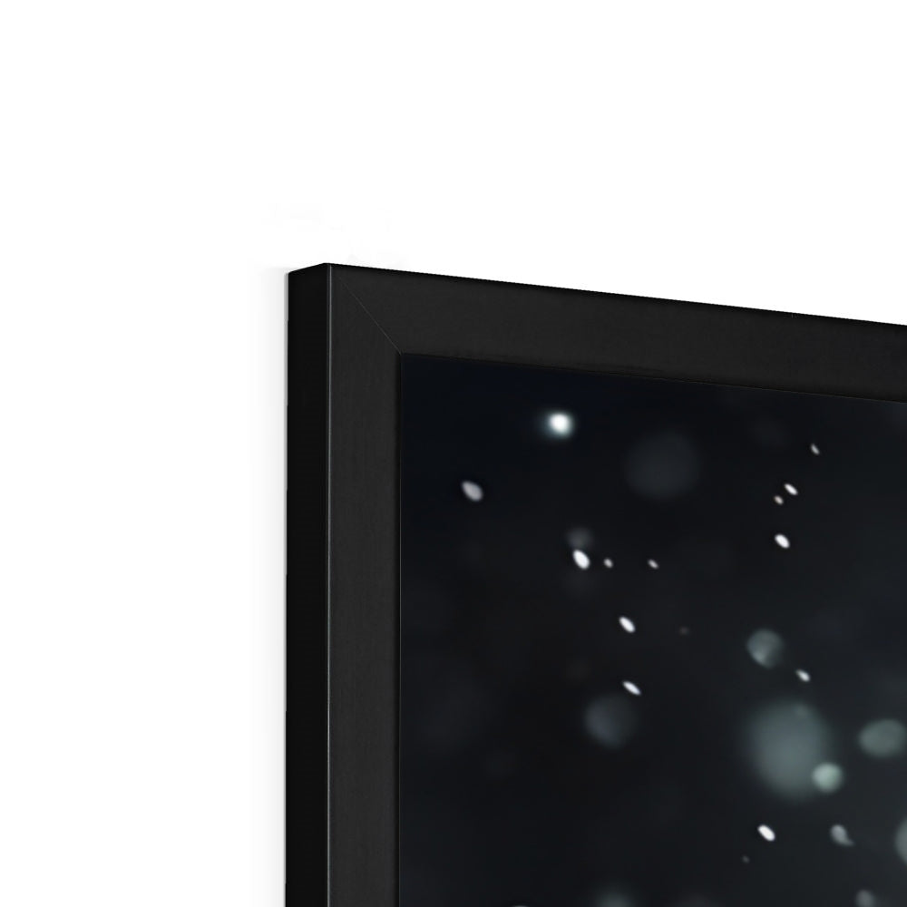 Silence d’Hiver : Cheval sous la Neige Framed Print