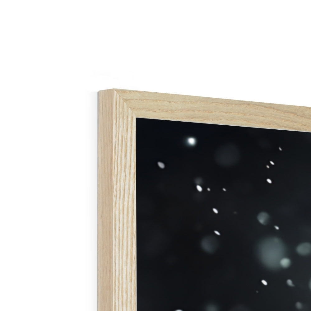 Silence d’Hiver : Cheval sous la Neige Framed Print