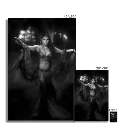 Impresión fotográfica "Night Blossom: La sombra de la bailarina del vientre"
